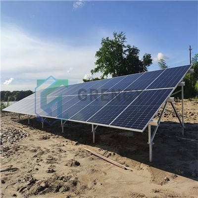 Solarni paneli postavljeni na zemlju