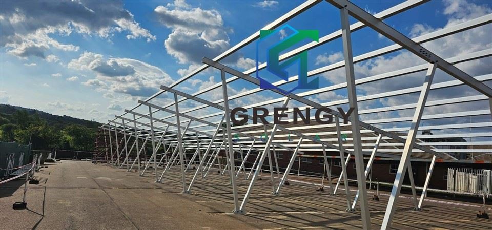 Aluminijumski solarni nadstrešnici i parking u Slope Groundu